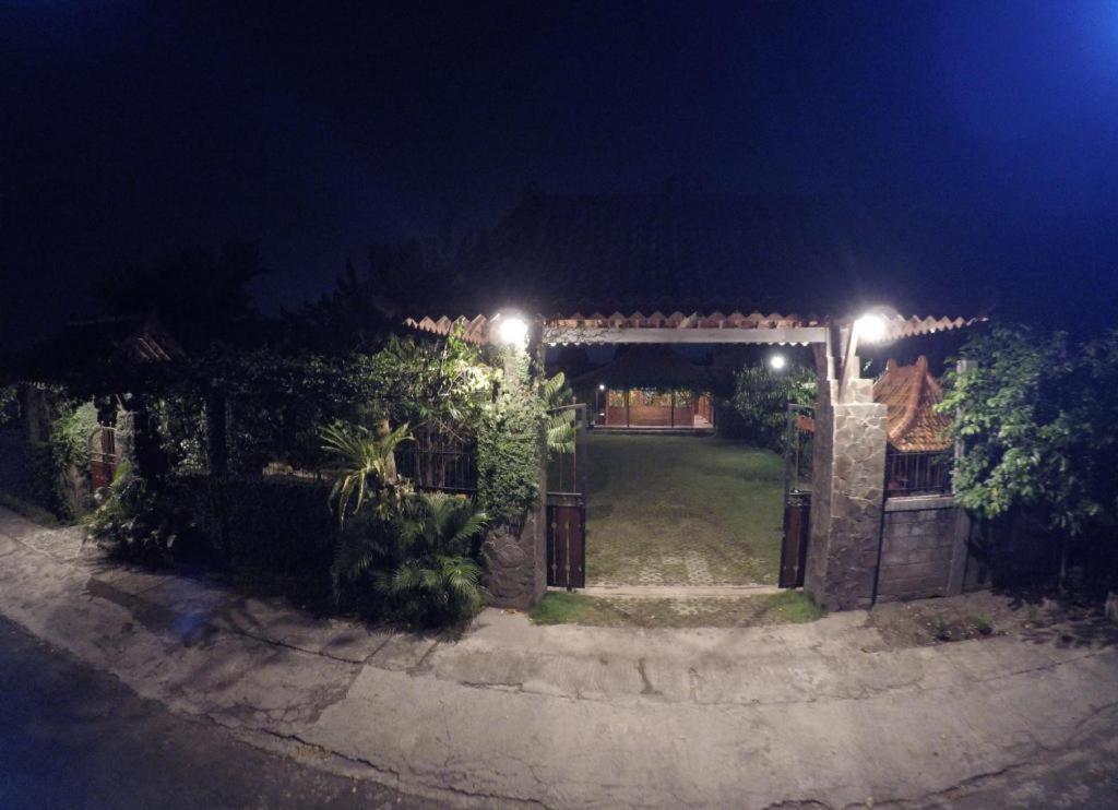 Joglo Ayem Tentrem Prambanan Buitenkant foto